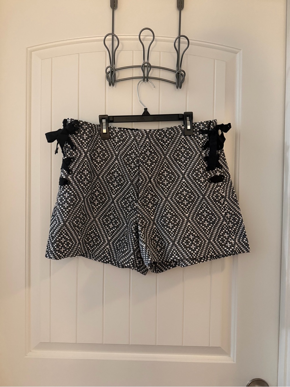Gap Black & White Geo Print Women's Shorts with Side Tie - size 10